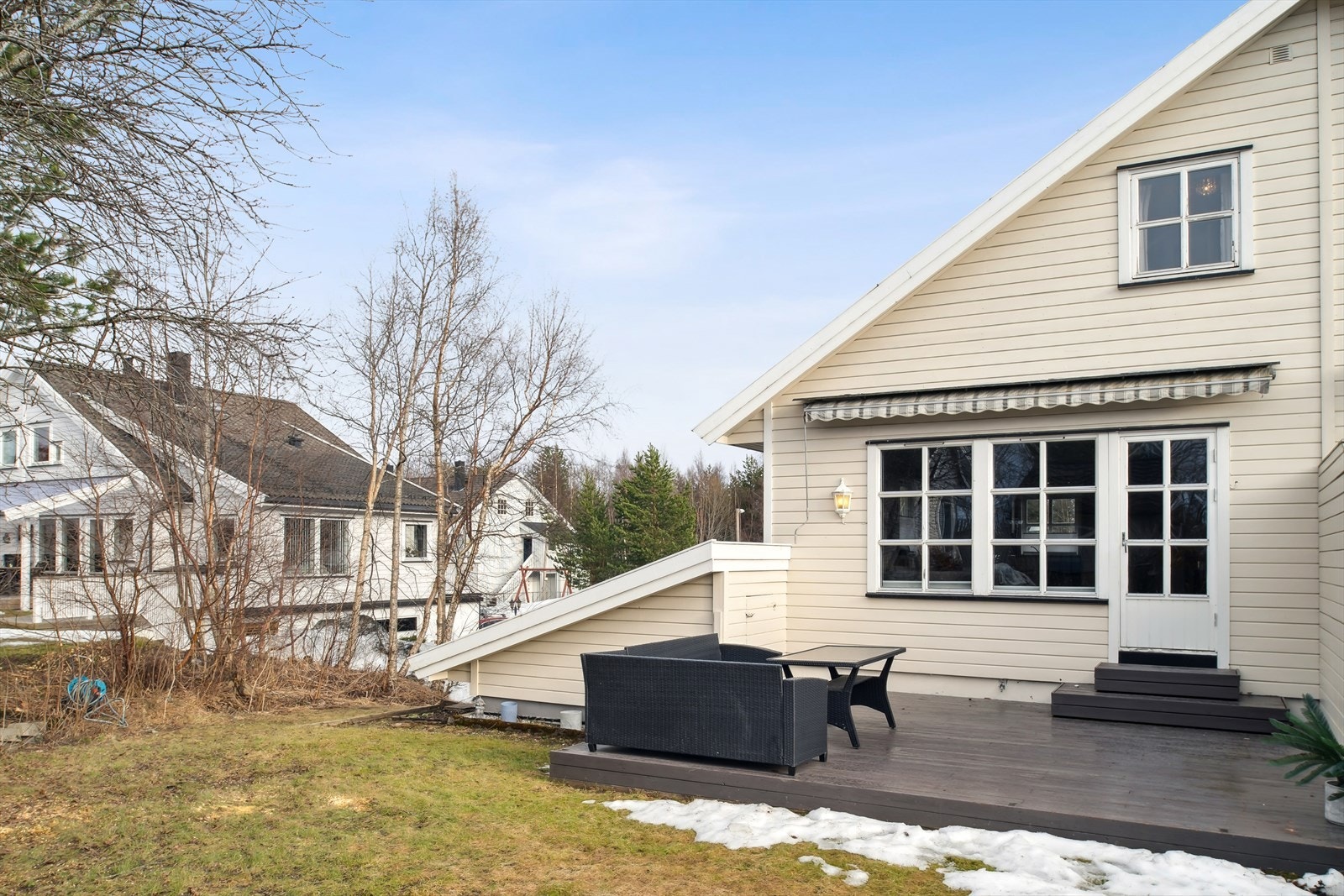 Terrassen har en egen bod for praktisk lagring utendørs. Galleribilde