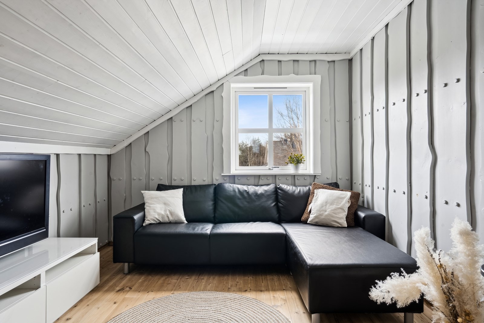 I loftsetasjen har boligen en kjærkommen stue for familien, et ekstra oppholdsrom til lek, vennebesøk og avslapning. Galleribilde