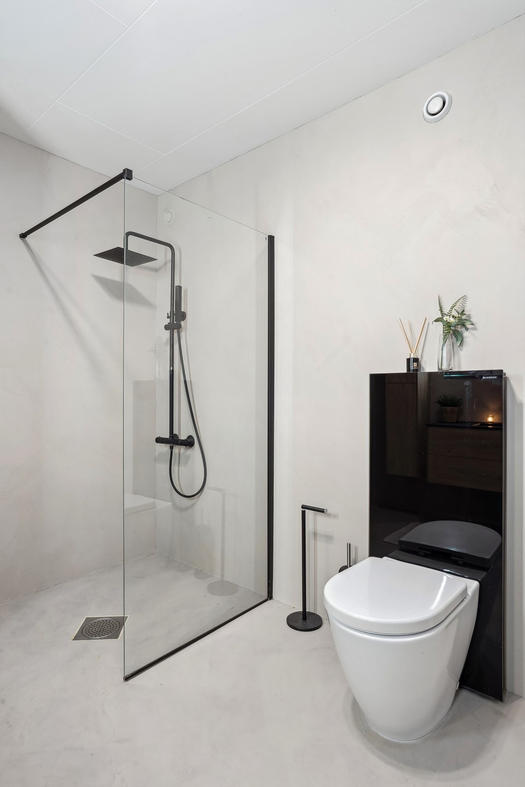 På badet er det vegghengt toalett og et dusjhjørne med deilig regnfallsdusj. Galleribilde