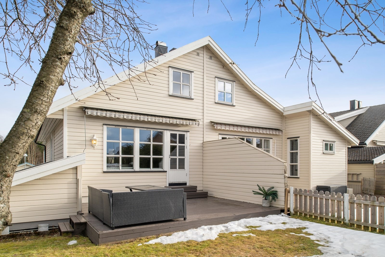 Boligen har et fint hageareal på både frem- og baksiden, og her er det plass til trampoline og ballspill med venner. Galleribilde