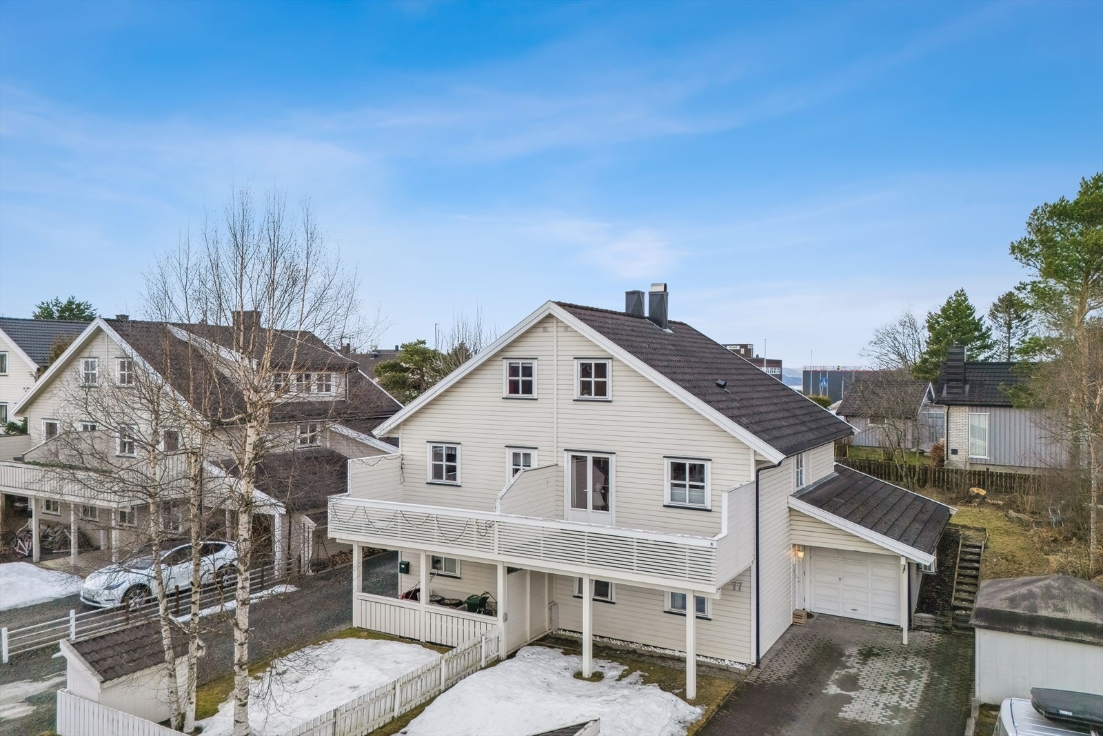 Boligen er en familievennlig halvpart av en vertikaldelt tomannsbolig over tre etasjer. Galleribilde