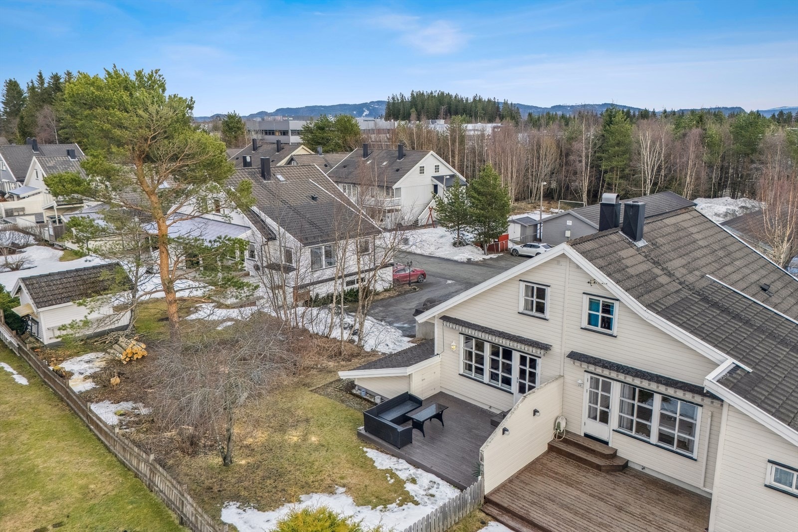 Beliggenheten er trygg og rolig, i gangavstand til buss, butikker, barnehage og flotte turmuligheter. Galleribilde