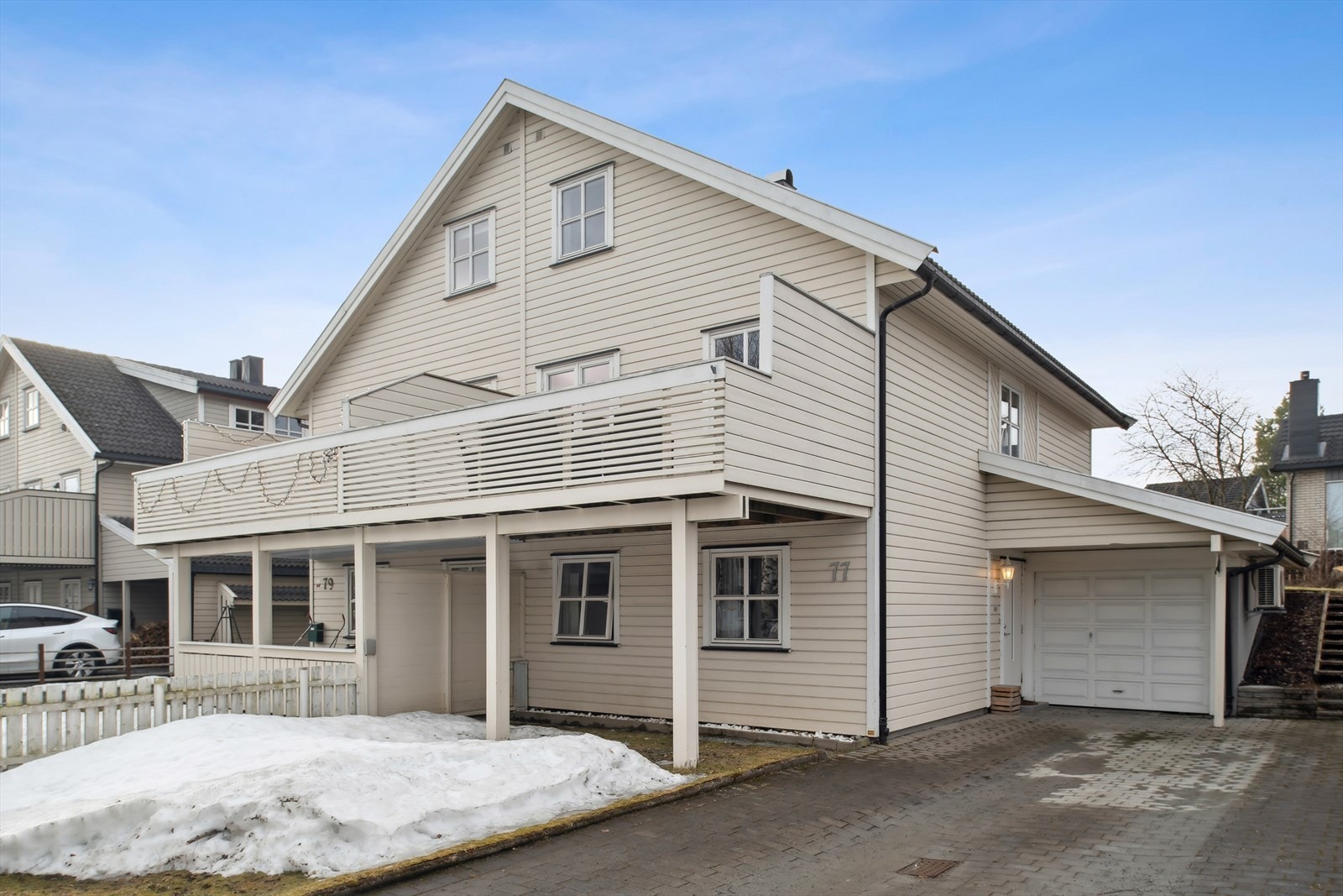 Ved inngangen har boligen en steinlagt gårdsplass og en garasje på ca. 17 kvm med montert elbillader fra 2025. Galleribilde