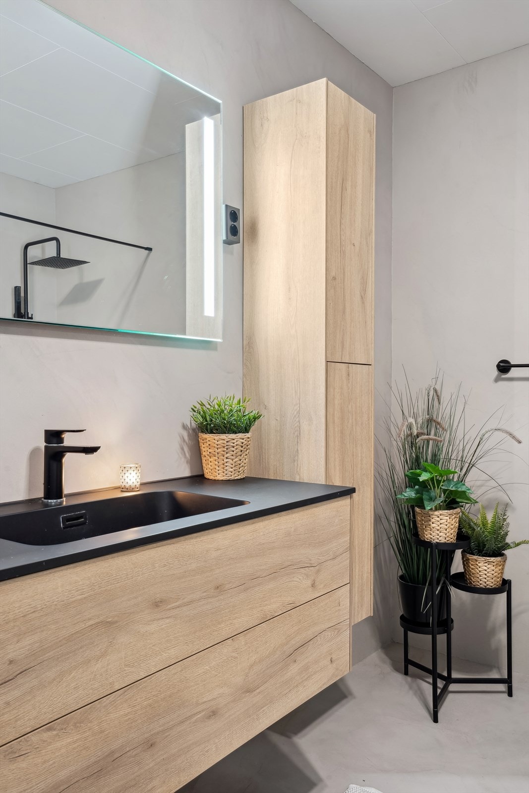 Badet har god størrelse, og ble stilfullt pusset opp i 2022. Galleribilde