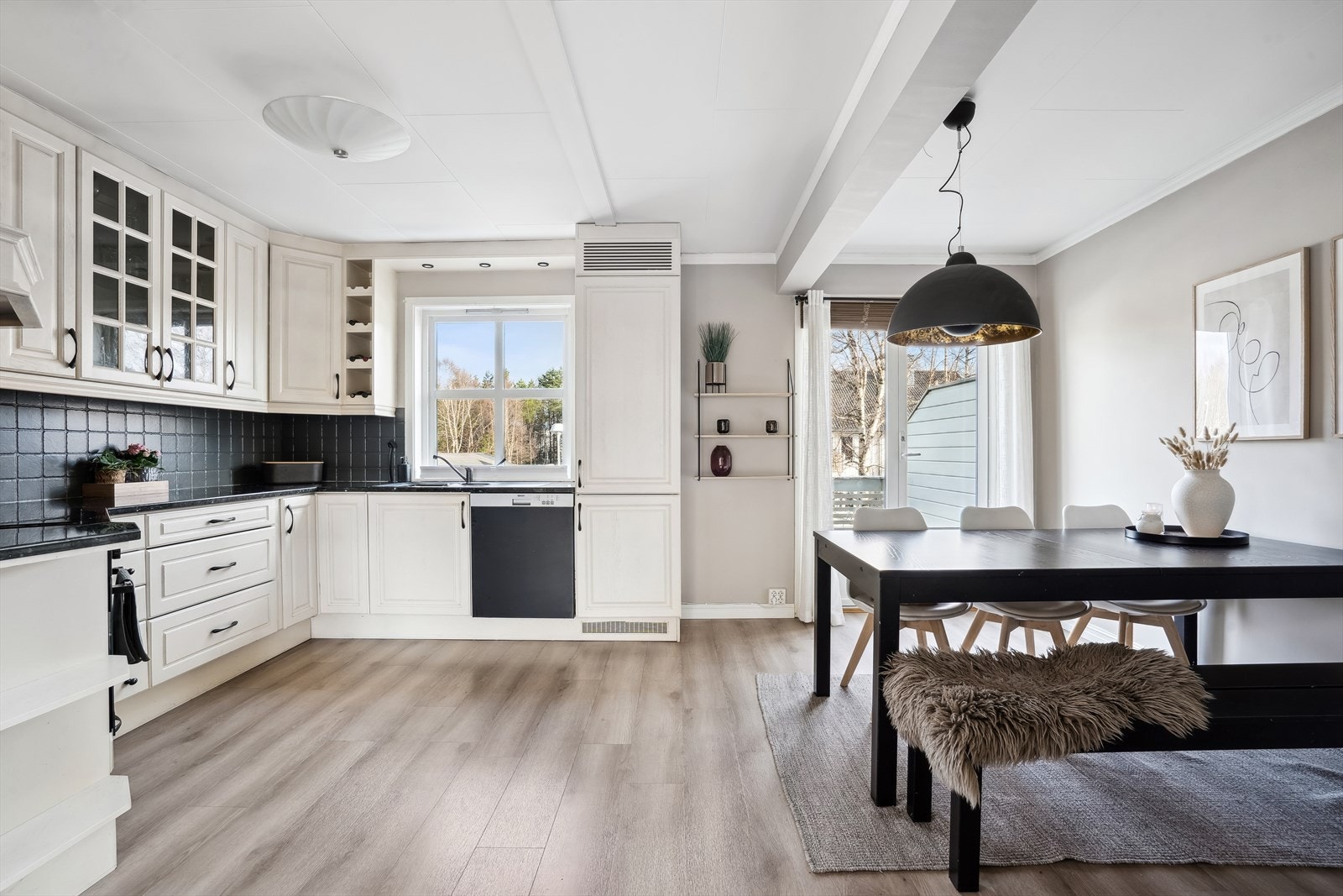 Kjøkkenet er tidløst og praktisk, med god oppbevaringsplass i en smart u-form. Galleribilde