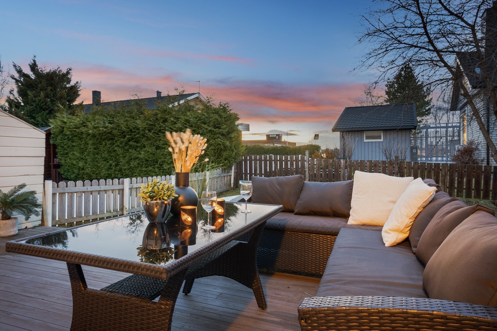 Utenfor stuen har boligen en trivelig terrasse på ca. 23 kvm med gode solforhold hele dagen. Galleribilde