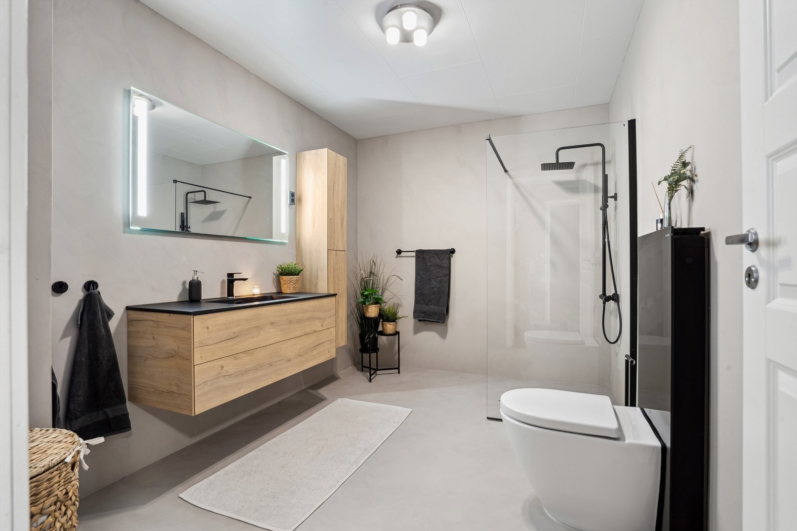 I underetasjen har boligen et bad og et eget vaskerom vegg i vegg. Galleribilde