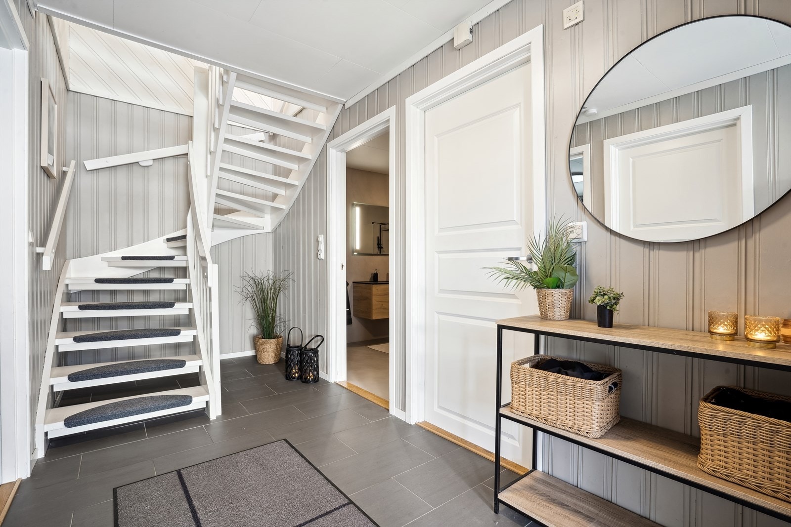 Man ønskes velkommen av en innbydende gang med flislagt gulv med varmekabler. Galleribilde