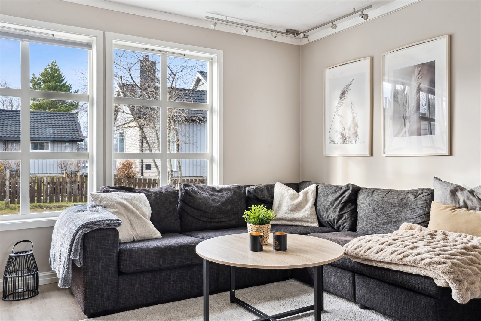 Stuen har godt gjennomlys via store vinduer på begge sider av rommet. Galleribilde