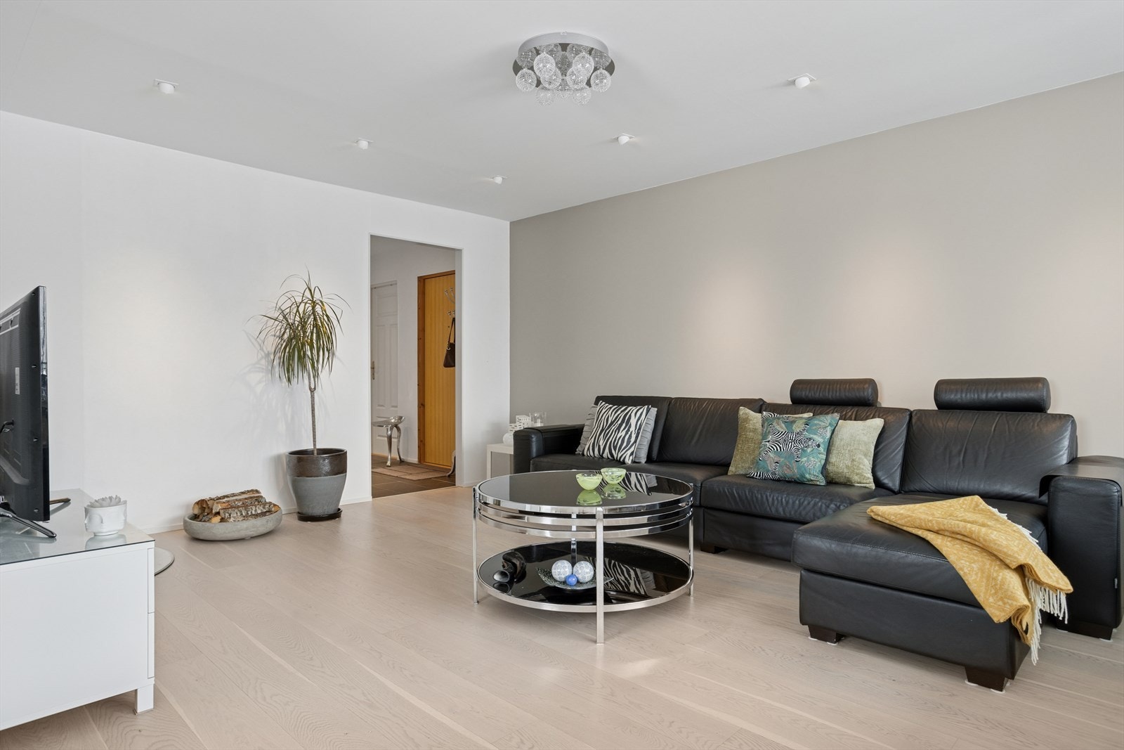 Lys og innbydende stue med en komfortabel sofagruppe, perfekt for avslappende kvelder med familie og venner. Galleribilde