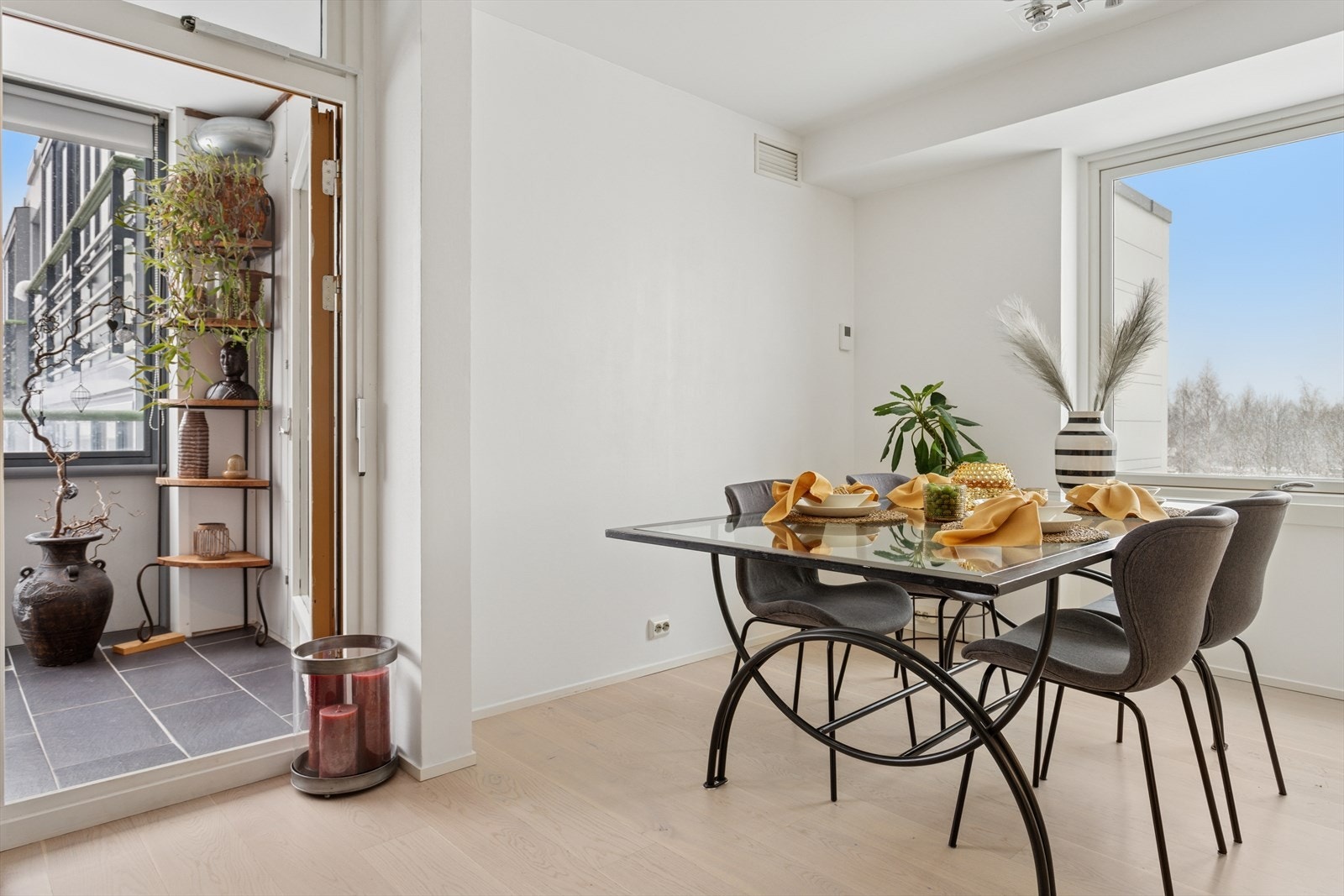 Koselig spisestue med et vakkert dekket bord, klar for en hyggelig middag med familien. Galleribilde