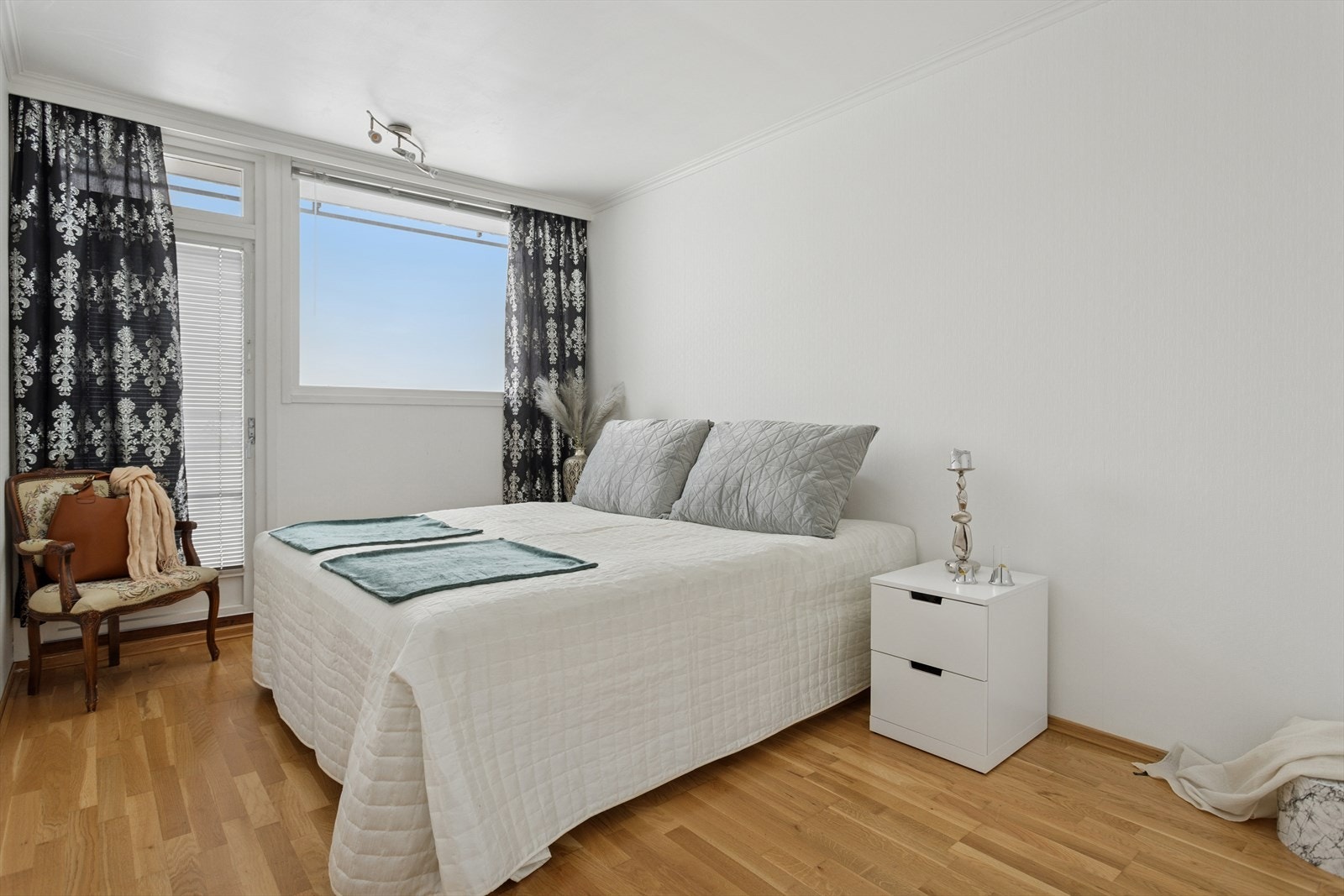 Fra soverommet er det utgang til liten balkong. Galleribilde