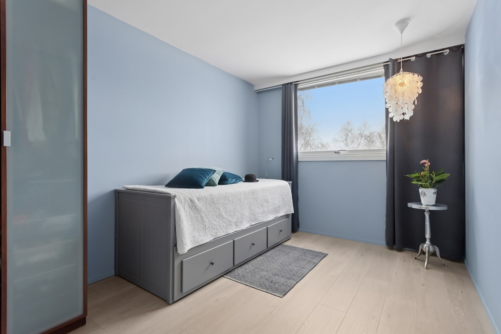 Soverom malt i dus og tidsriktig farge som gir rommet en god atmosfære. Galleribilde