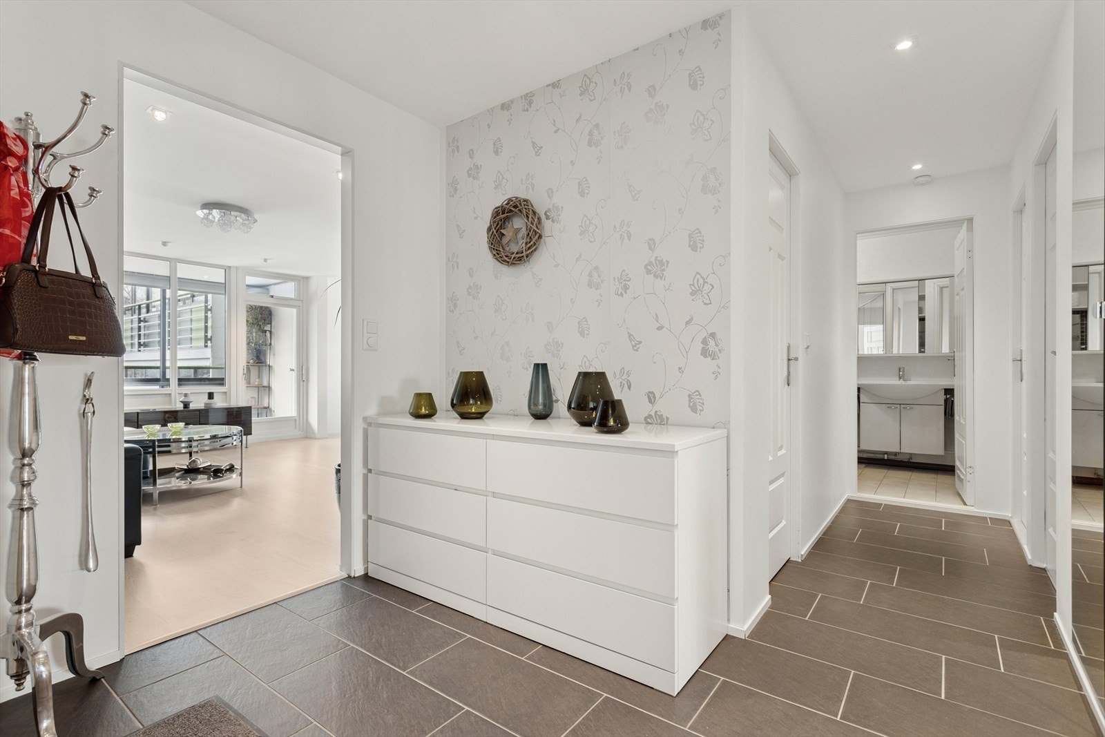 Innenfor hoveddøren gir entrèen et meget godt førsteinntrykk, og som får deg til å følge deg hjemme fra første stund. Galleribilde