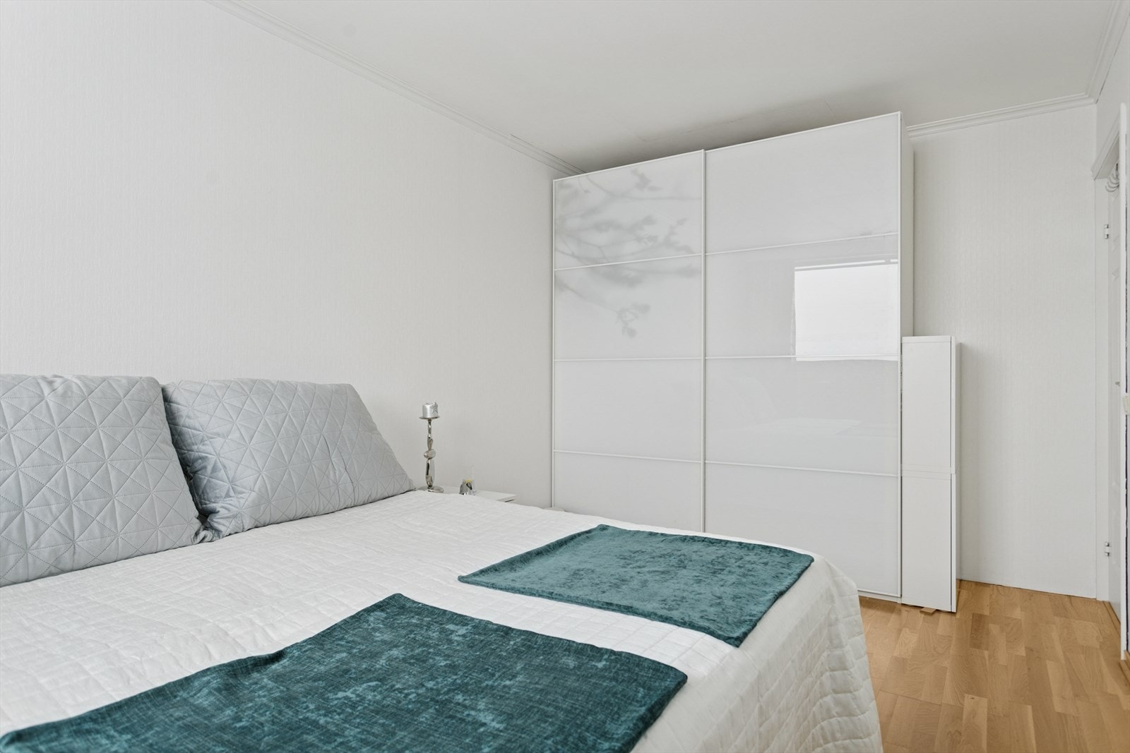 Lyst og romslig soverom med god plass til garderobeløsning. Galleribilde