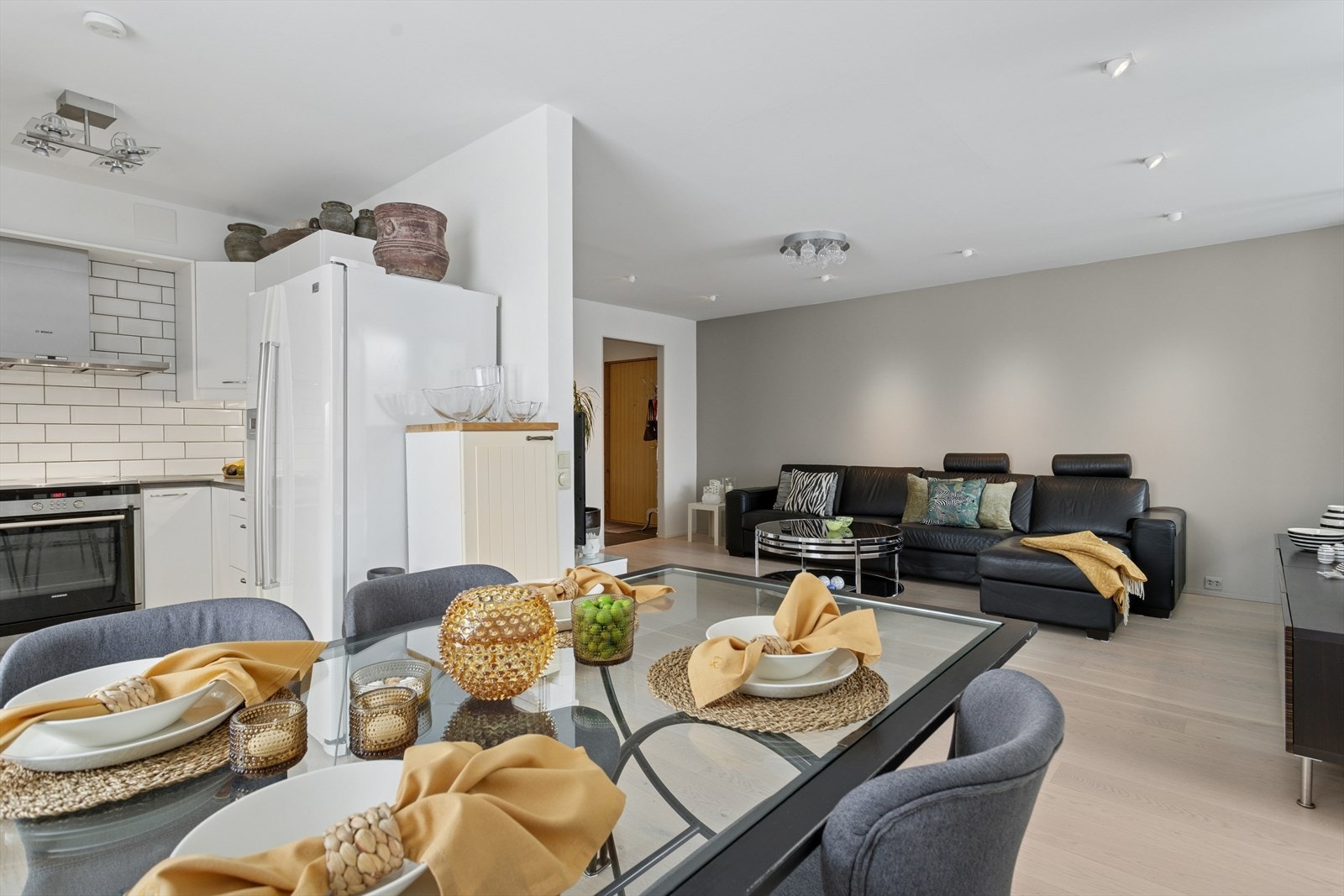 Leilighet med en praktisk, lys og åpen planløsning mellom rommene. Her kan du bo for kr 6 983,- pr. mnd. i felleskostnader. Galleribilde