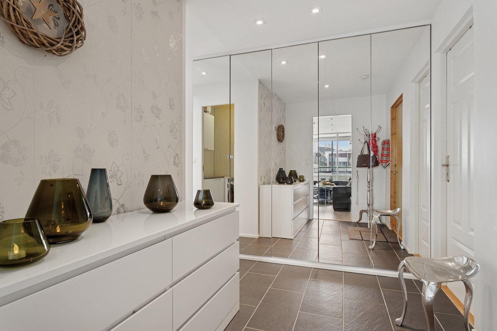 Her ønskes man velkommen inn i en innbydende og romslig entré med speil-/skyvedørsgarderobe. Galleribilde