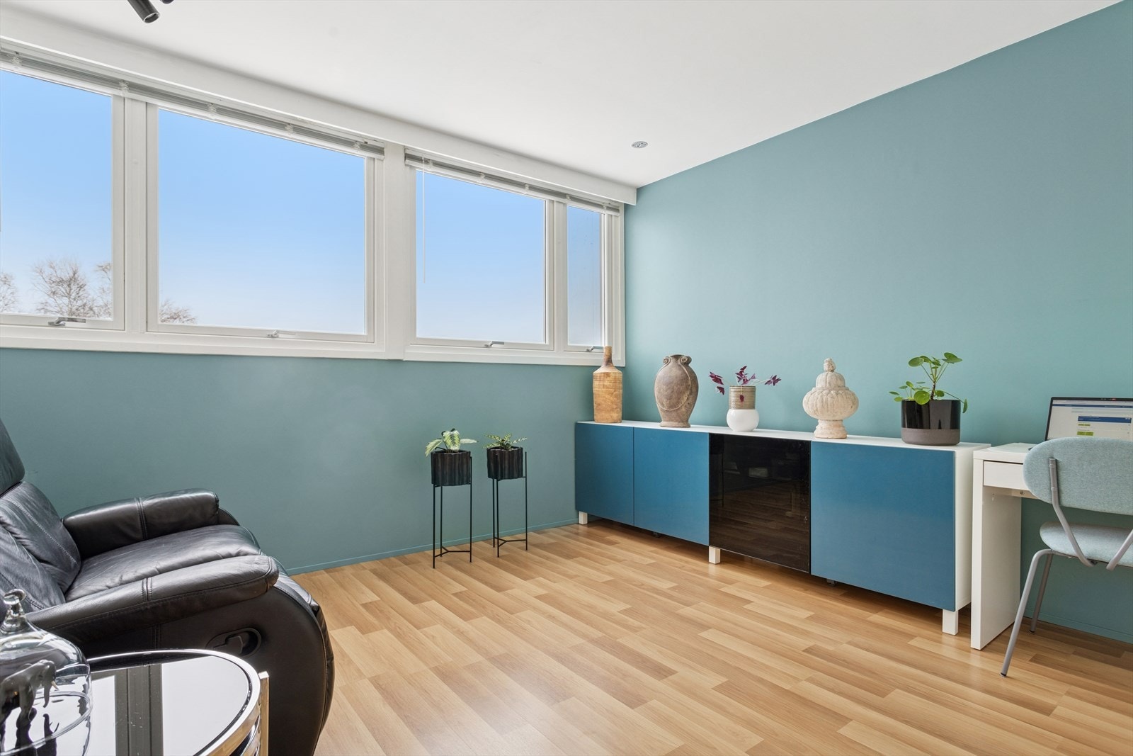 Stort soverom med store vindusflater som gir rommet godt med dagslys. Rom klart for ønsket møblering. Galleribilde