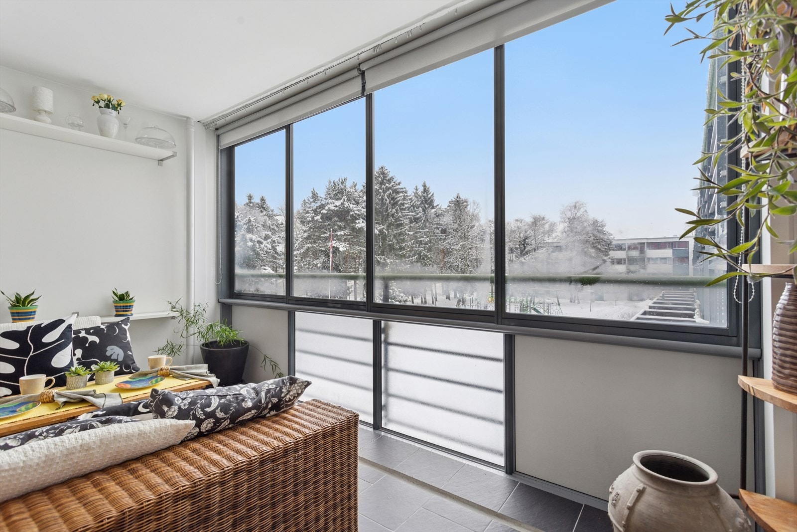 Inn glasset balkong med god utsikt. Galleribilde