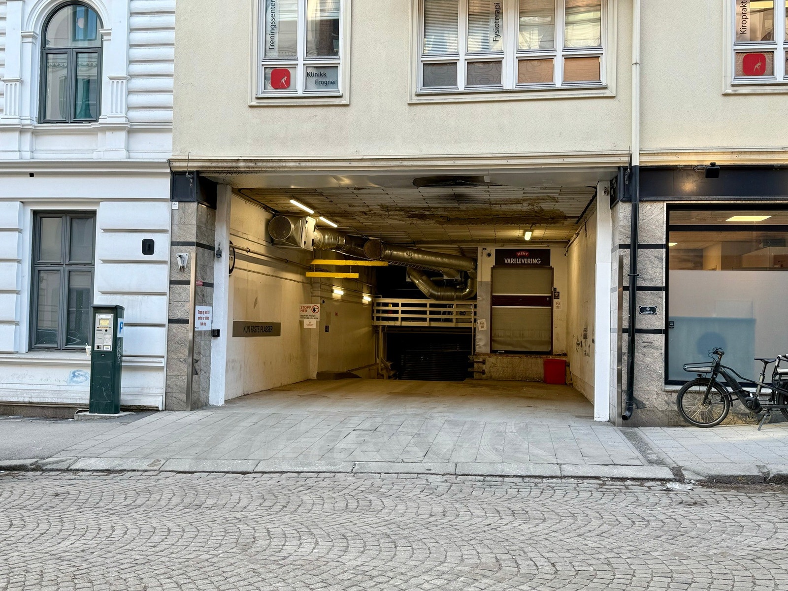 Innkjøring i Skovveien 4. Tilbaketrukket i en rolig blindgate. Galleribilde