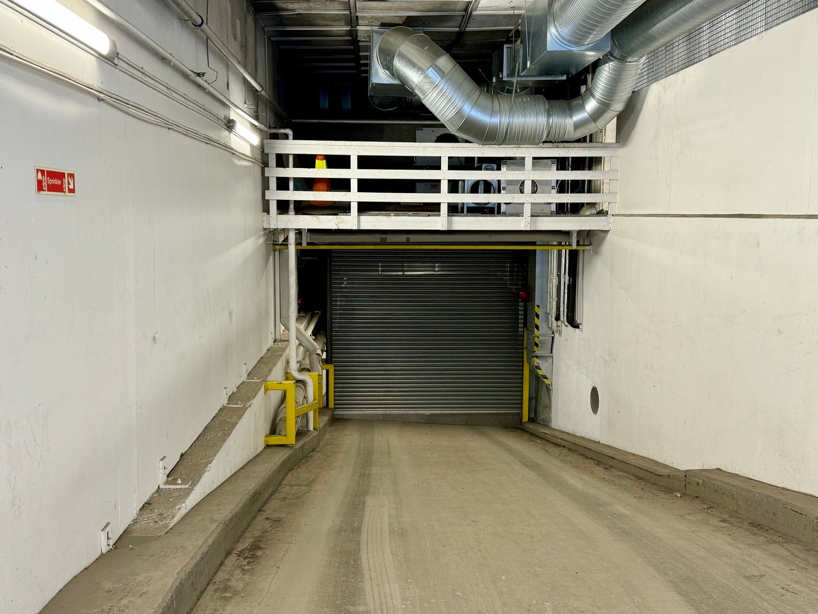 Oppvarmet og låst felles garasjeanlegg. Galleribilde