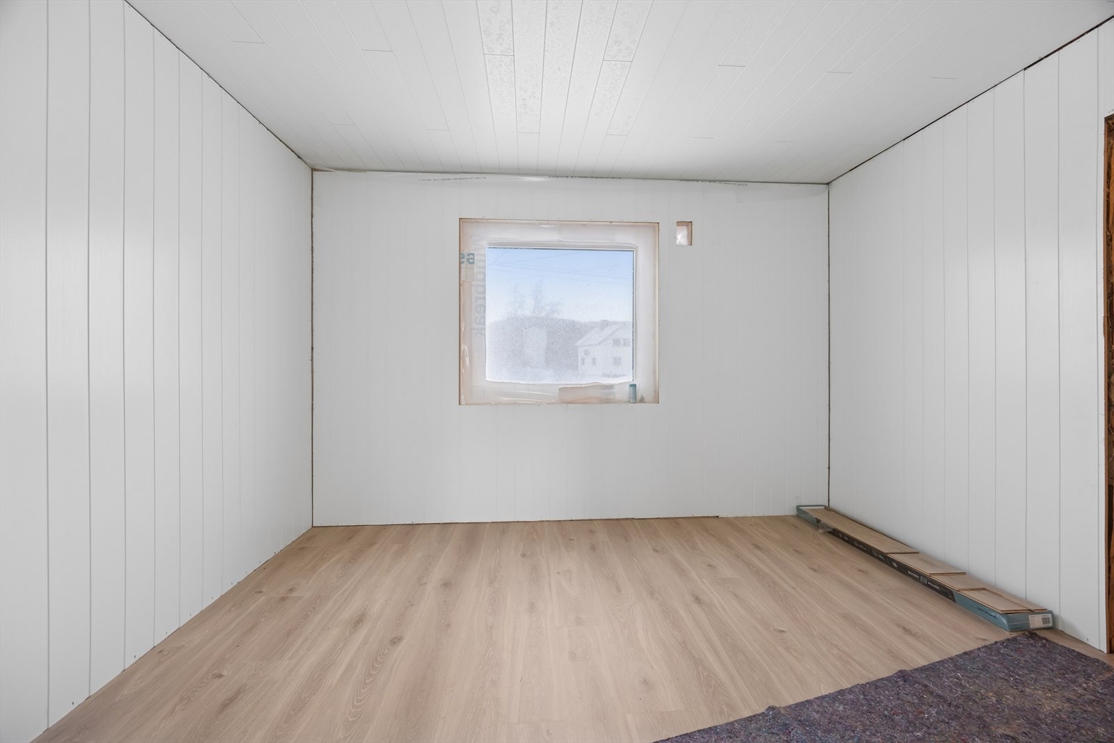 Soverom i 1. etasje er etterisolert og nytt gulv nye overflater på vegger og i himling. Listing og dør mangler. Galleribilde