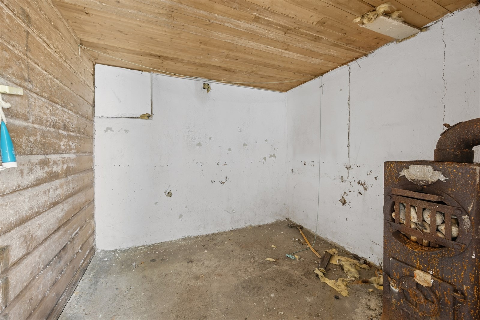 Eldre vedovn i kjellerrom. Galleribilde