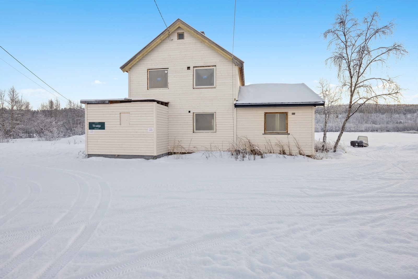 Eiendommen ligger landlig til i Karasjok. Utvendig er boligen delvis renovert. Galleribilde