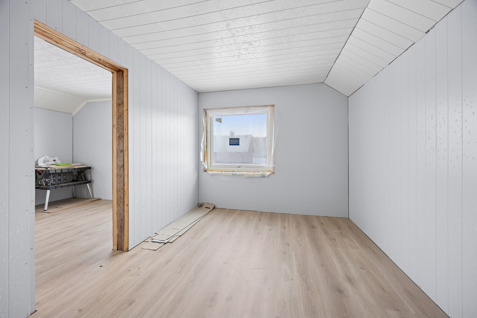 Soverom 2 og 3 i 2. etasje er etterisolert og med nye vinduer. Det er lagt nytt gulv nye overflater på vegger og i himling. Listing og dører mangler. Galleribilde