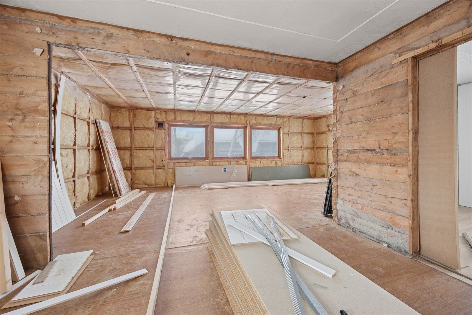 Det er revet helt ned til reisverket. Bad og kjøkken er fjernet. Galleribilde