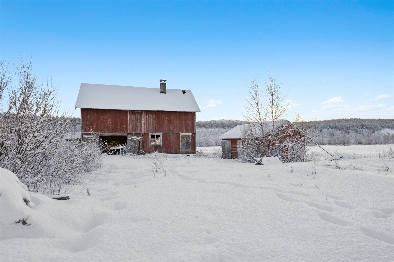 Tomten er på 3 284 kvm. Det er et eldre uthus på eiendommen. Låven er i dårlig forfatning og bør rives. Galleribilde