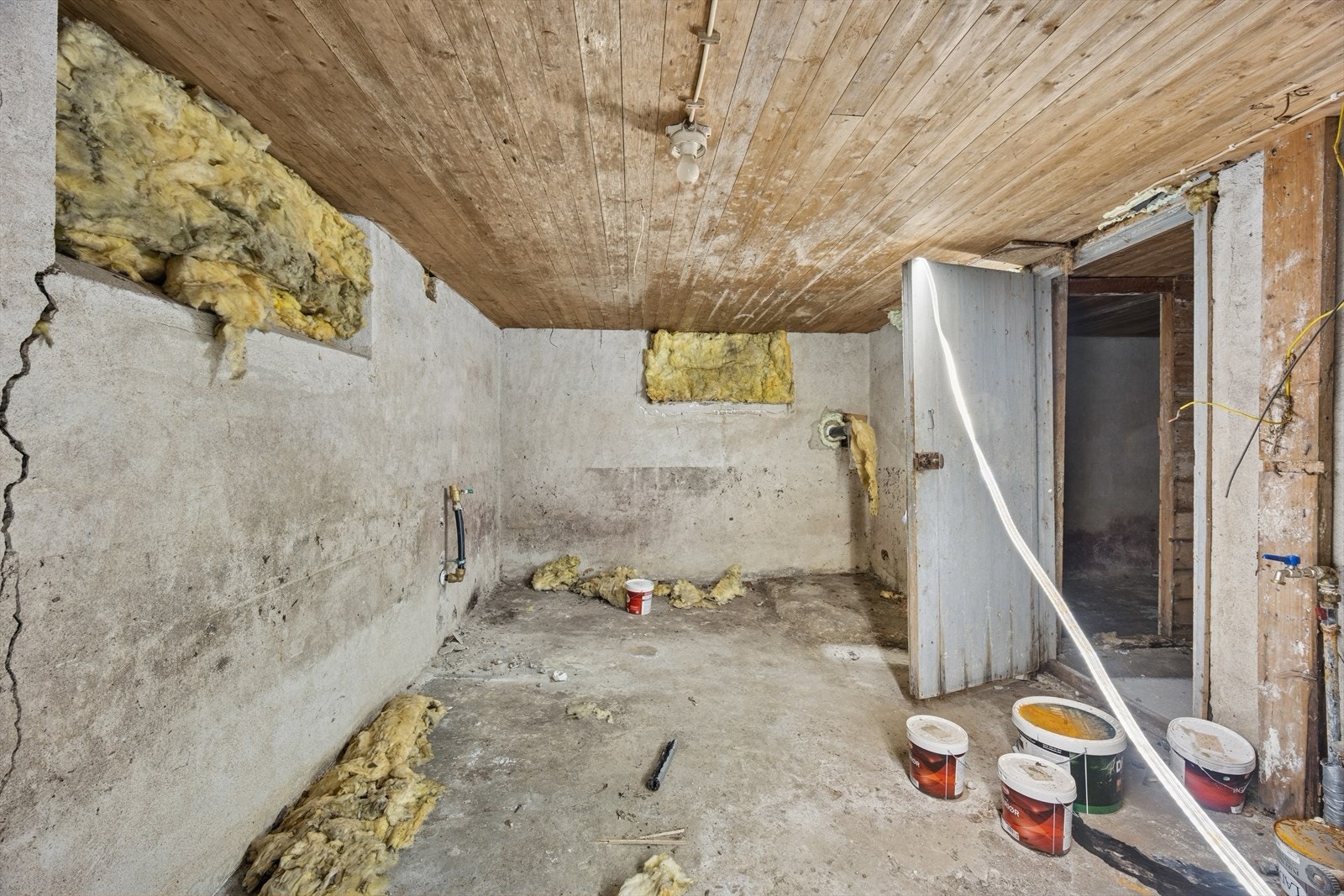 Råkjeller. Det er lagt inn nytt kommunalt vann, med isolerte vannrør til huset. Galleribilde