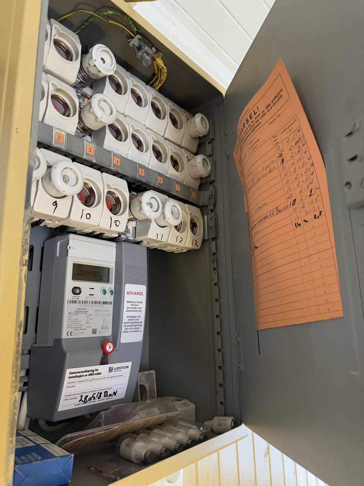 Eldre sikringsskap. Det meste av innvendig elektrisk anlegg er fjernet. Det er kun noen få kurser som fungerer. Galleribilde