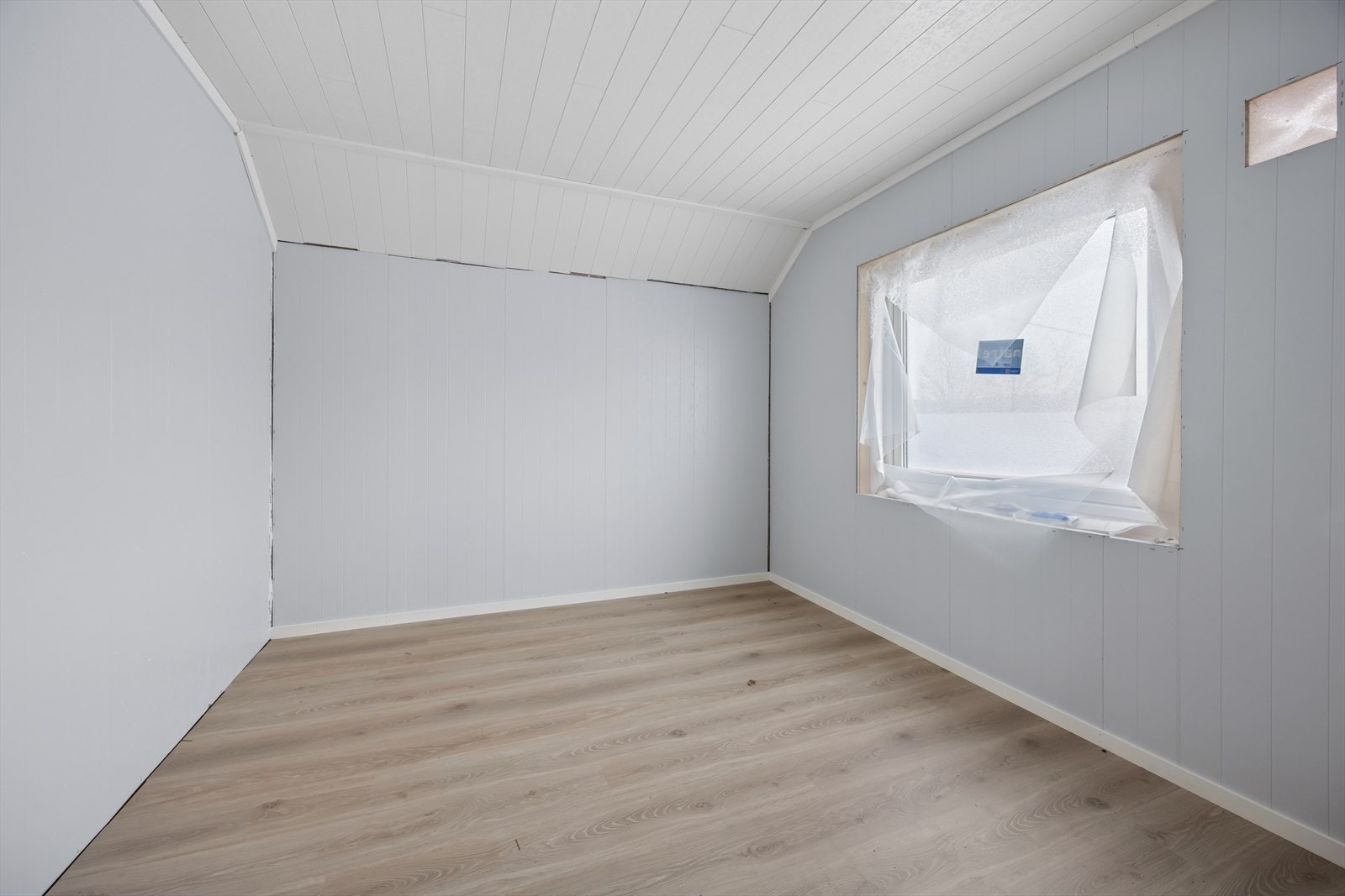 Soverom 4 i 2. etasje. Hele 2. etasje er etterisolert og det er satt inn nye vinduer. Lister og dører mangler. Galleribilde