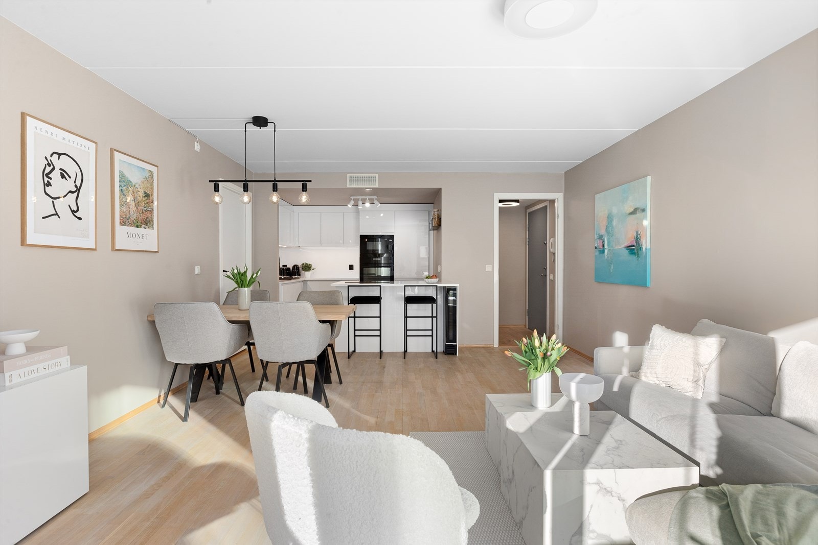 Leiligheten fremstår svært tidsriktig i delikate fargevalg. Galleribilde