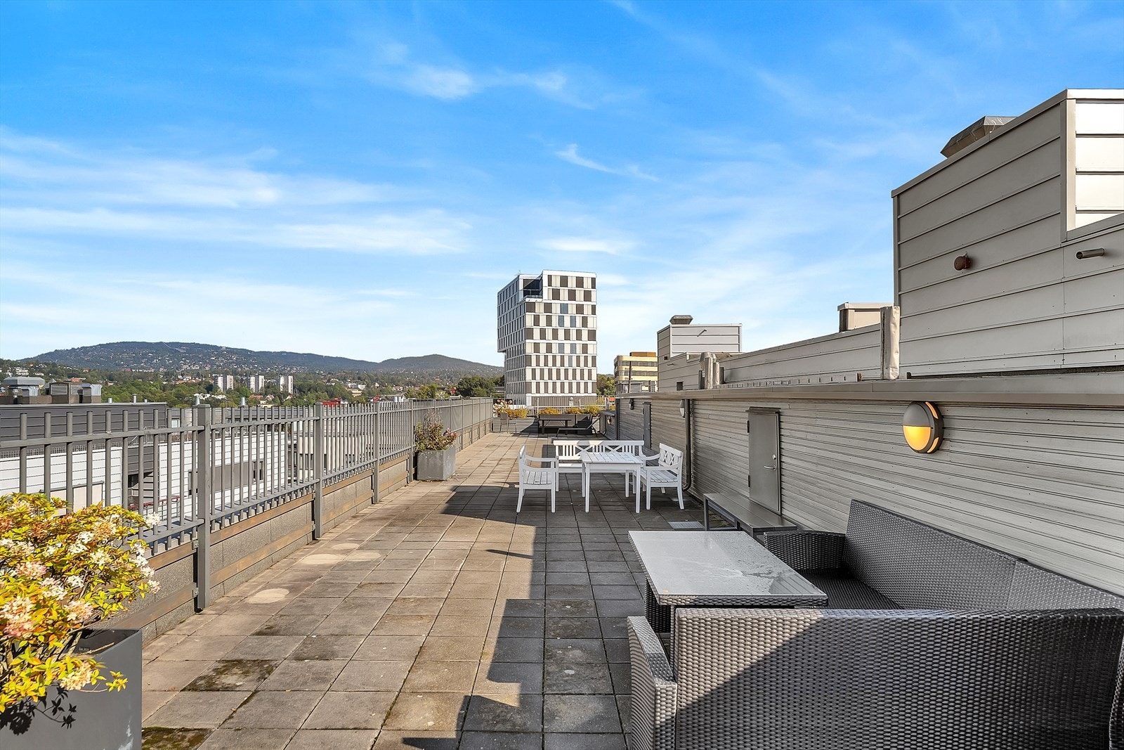 Sameiet har stor og solrik takterrasse med flott utsikt. Galleribilde