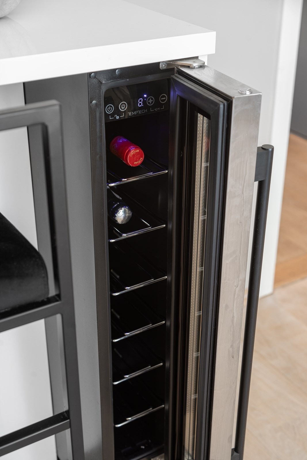 Vinskap montert. Galleribilde