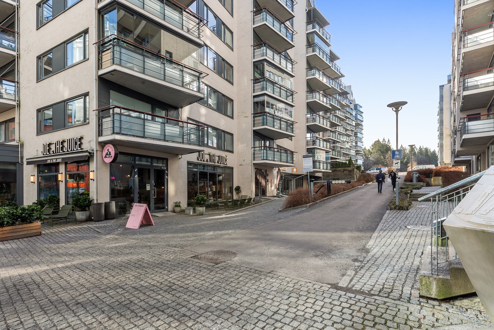 Svært sentral beliggenhet med kort vei til alt av servicetilbud, offentlig kommunikasjon og badeplasser. Galleribilde