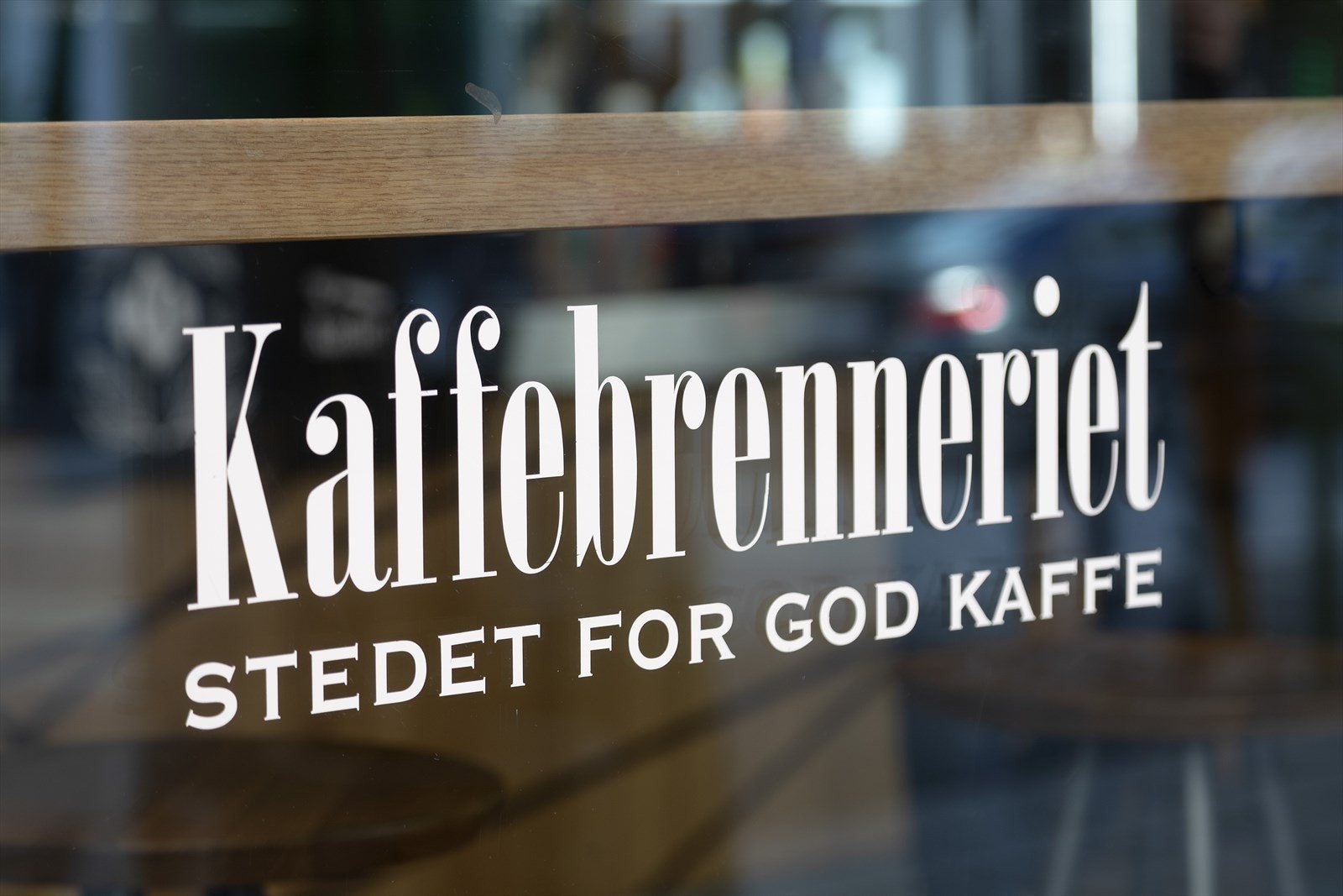 Kaffebrenneriet på Skøyen er en kaffebar og kaffebutikk som tilbyr et bredt utvalg av kaffeprodukter, ferske bakervarer fra eget bakeri, samt iskremer og shakes. Galleribilde