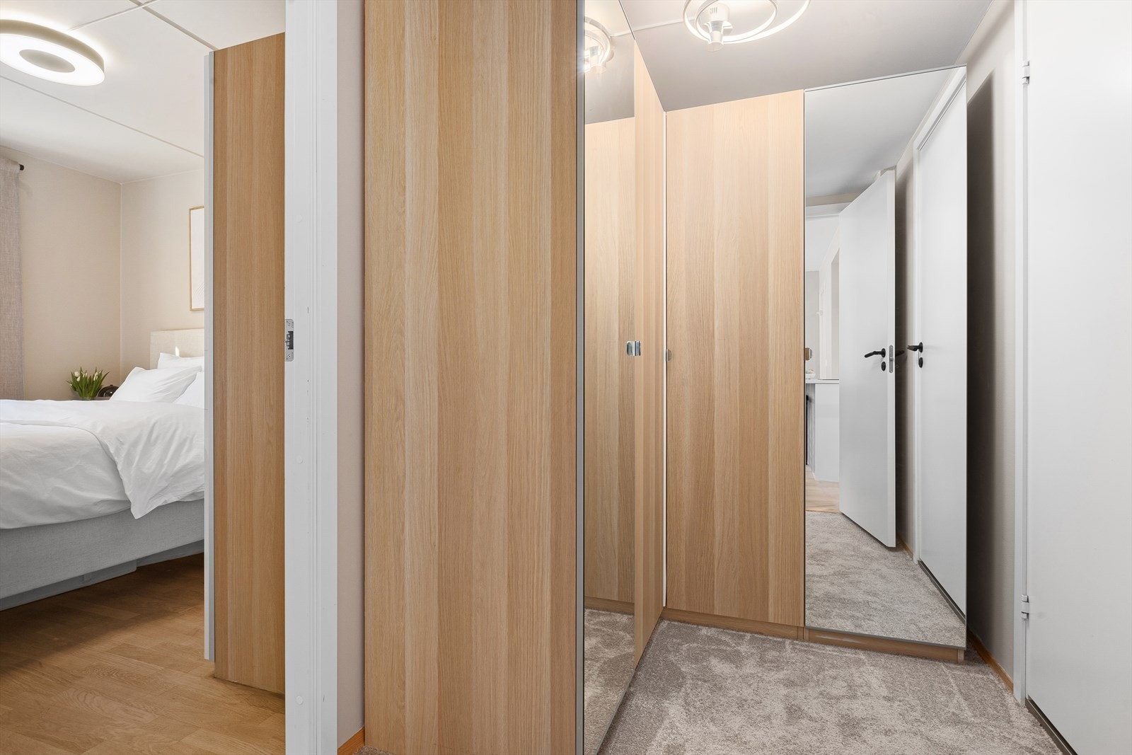 Mellomgang mellom soverom og bad, med romslig plass til garderobeløsning. Galleribilde