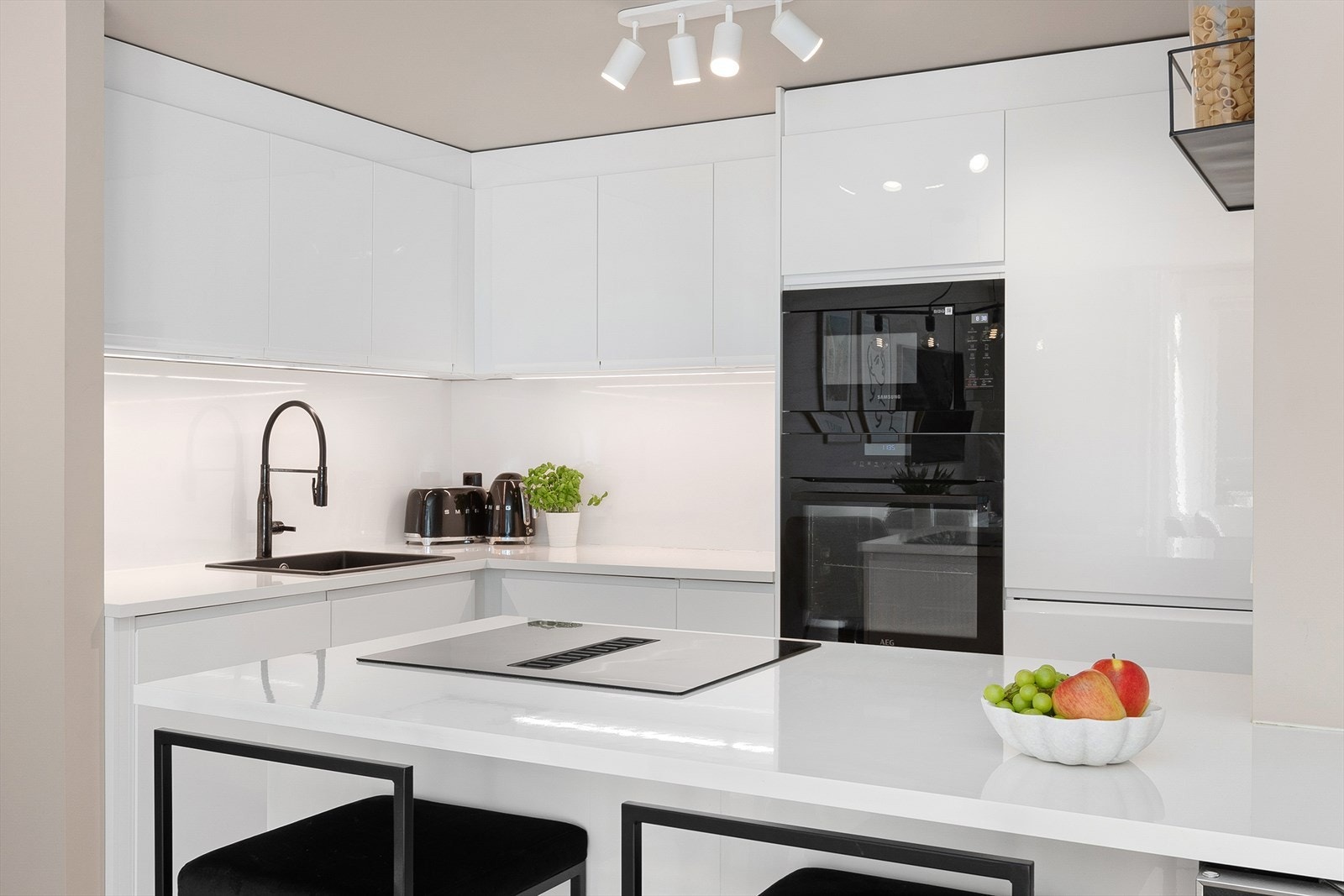 Stekeovn, platetopp, kjøl/frys og oppvaskmaskin er integrert i innredningen. Kjøkkeninnredningen er fra 2022/2023. Galleribilde