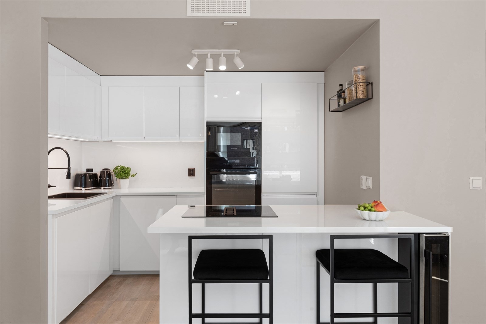 Kjøkkeninnredning med glatte fronter. Laminat benkeplate med nedfelt kum i kompositt. Galleribilde