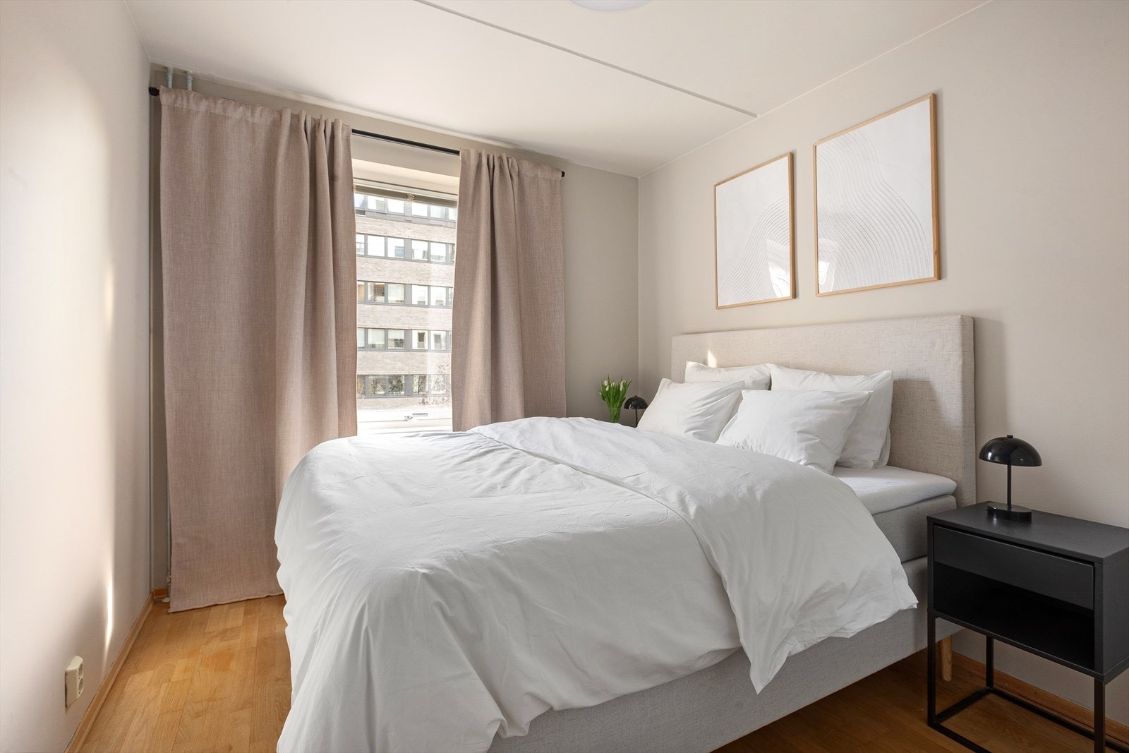 Stort og innbydende soverom med god plass til dobbeltseng. Galleribilde