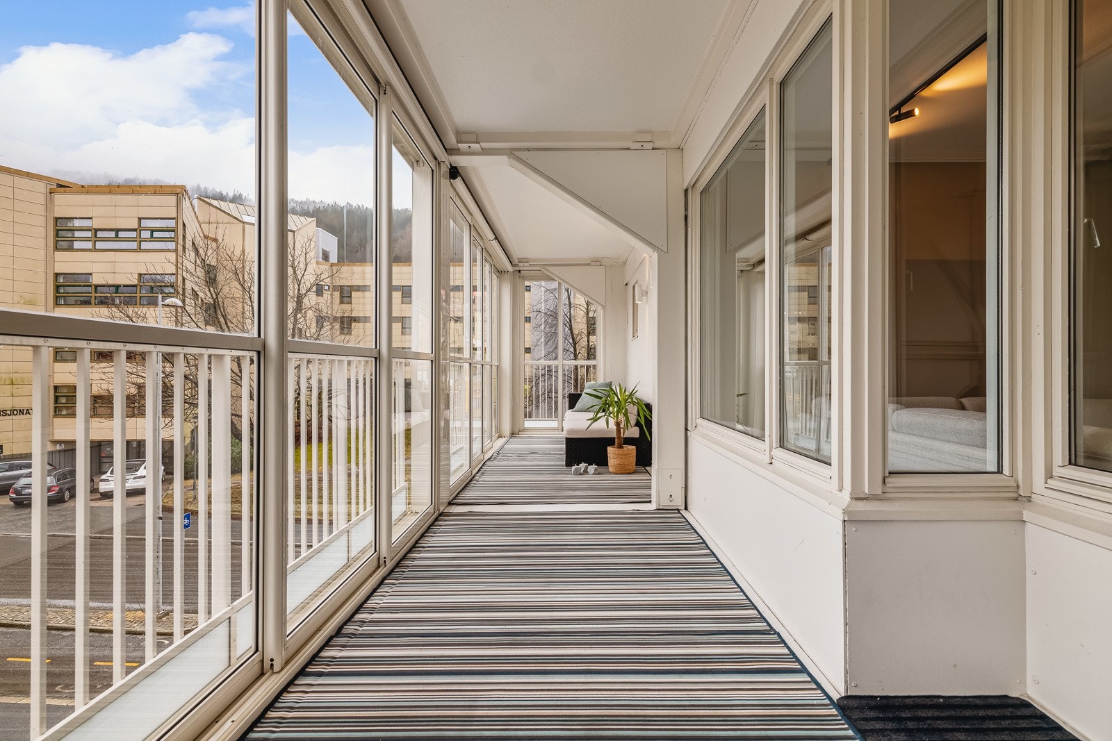 Her er det god plass til å samle venner til grilling i hvilket som helst vær. Galleribilde