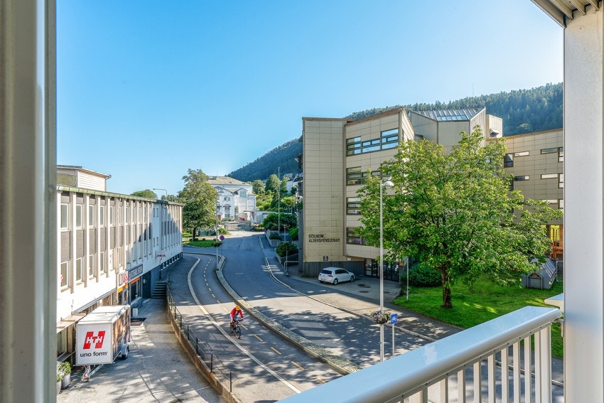 En lekker hjørneleilighet med solrik innglasset balkong på 16kvm! Galleribilde
