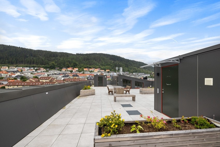 Ta heisen opp til takterrassen og nyt utsikt fra en av de høyeste takterrassene i Bergen. Galleribilde