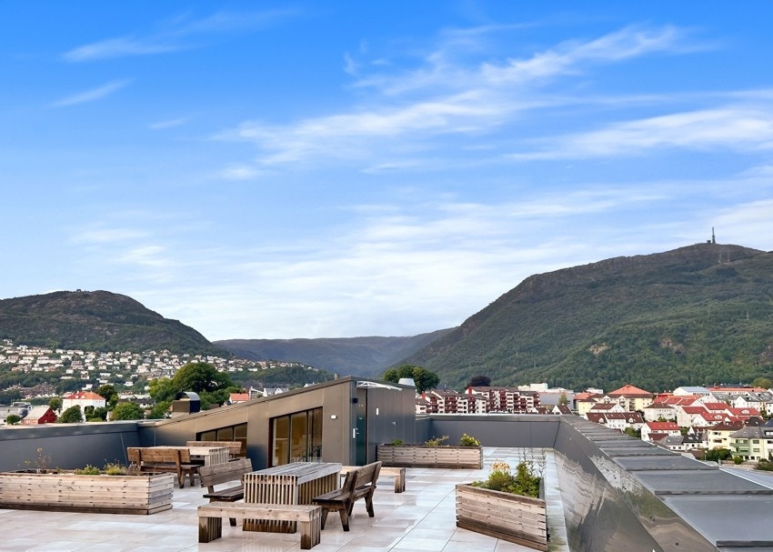 Leiligheten har og tilgang til en felles solrik takterrasse med panoramautsikt mot de syv fjell. Galleribilde