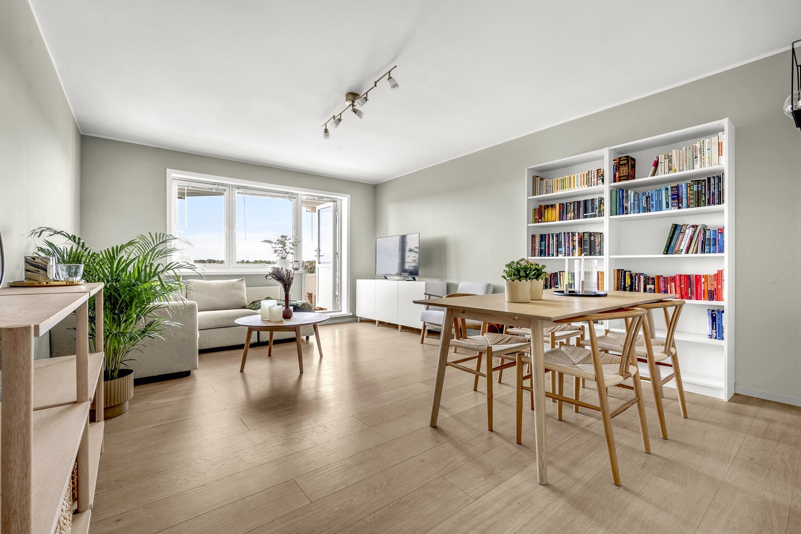 Stuen vender mot øst og har dermed ingen innsyn. Det er lagt moderne 1-stavs laminat og veggen er glatte og malte. Galleribilde