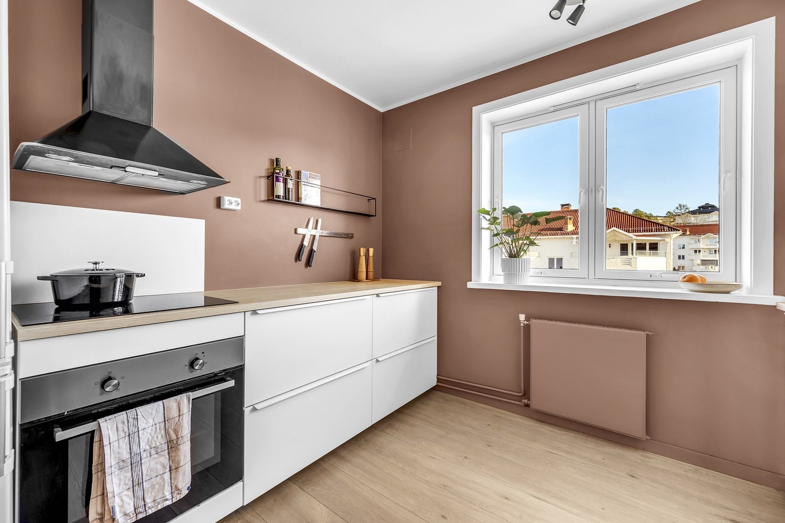 ovn, koketopp, oppvaskmaskin og kjøleskap medfølger. Galleribilde