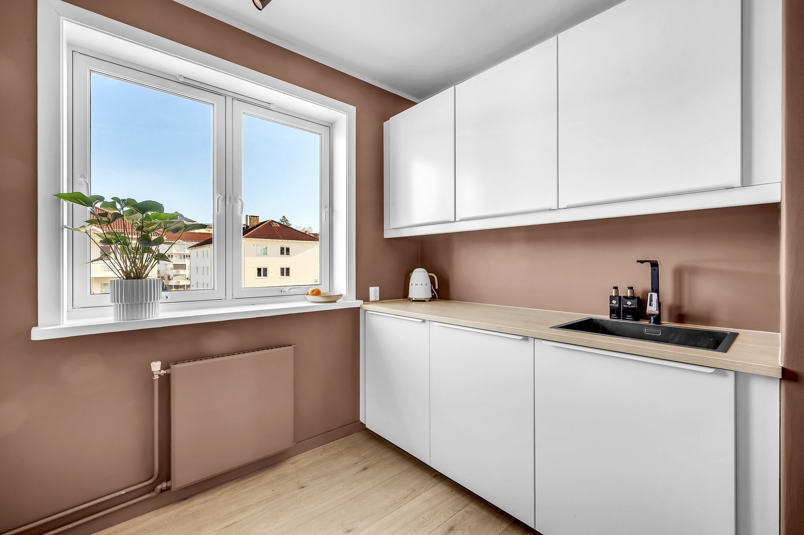 Glatte fronter og laminert benkeplate. Både komfyrvakt og lekkasjestopper er montert. Galleribilde